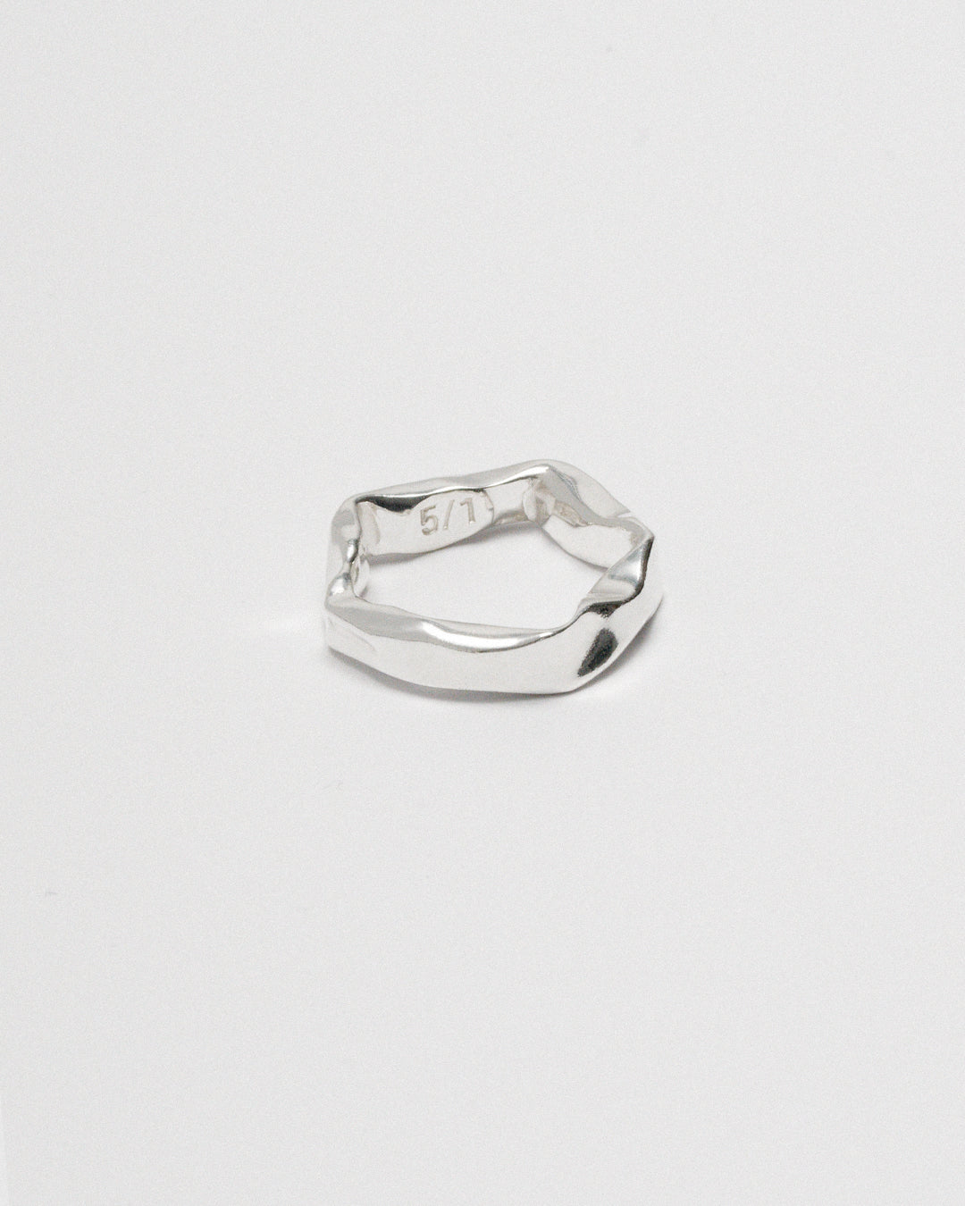 Buckled thin ring
